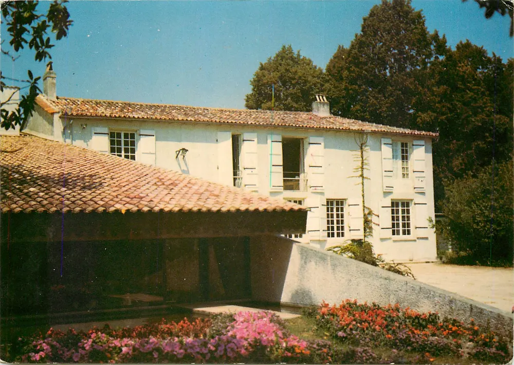 Weiße Villa mit Ziegeldach — Schwestern von Bethanie, St-Morillon — Foto DEBACQ, Bildnummer 220 010 - Vorderseite
