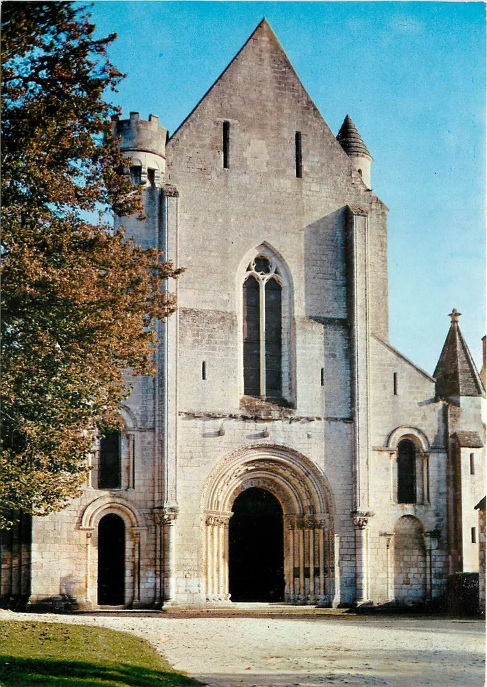 Fontgombault (Indre) — Gevel van de abdijkerk — 11e eeuw — Foto F. Michaud, Le Blanc (36) - Voorkant