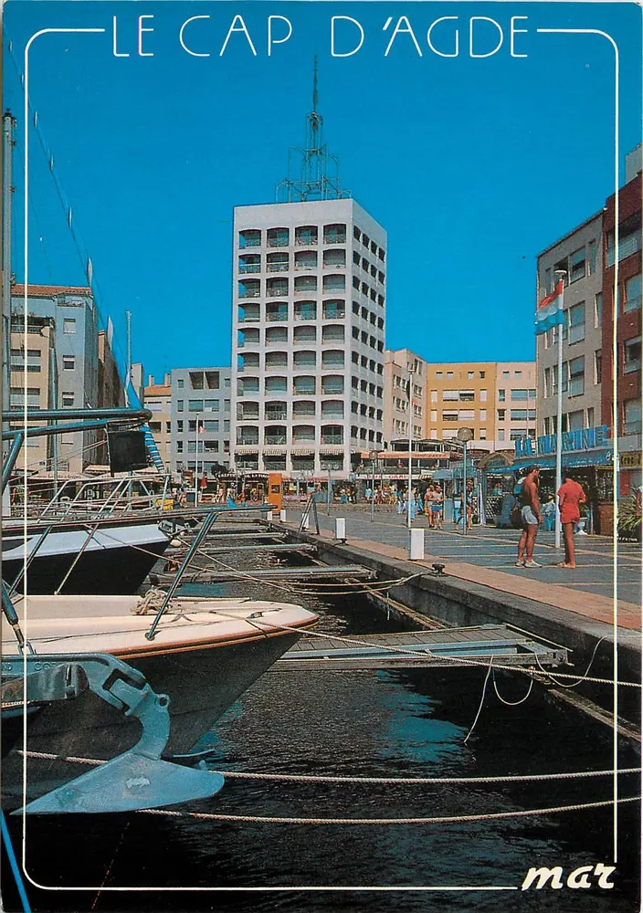 Le Cap d'Agde — vue du port avec immeuble et bateaux — éditeur MAR - Anverso