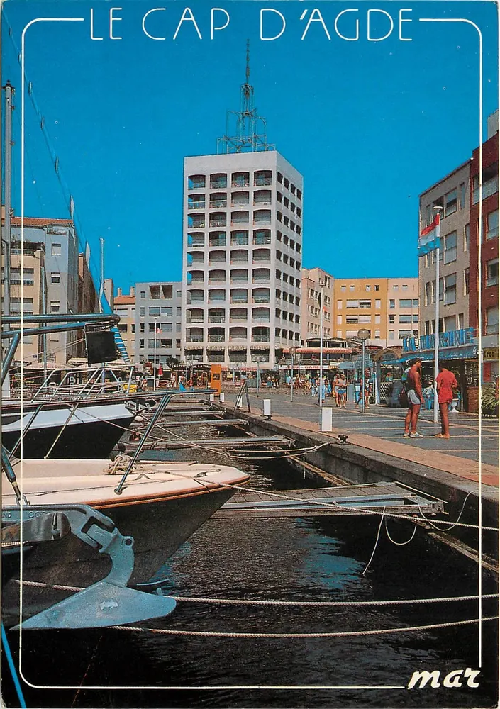 Le Cap d'Agde — vue du port avec un immeuble moderne et des bateaux — éditeur MAR, n° 14855 - Frente