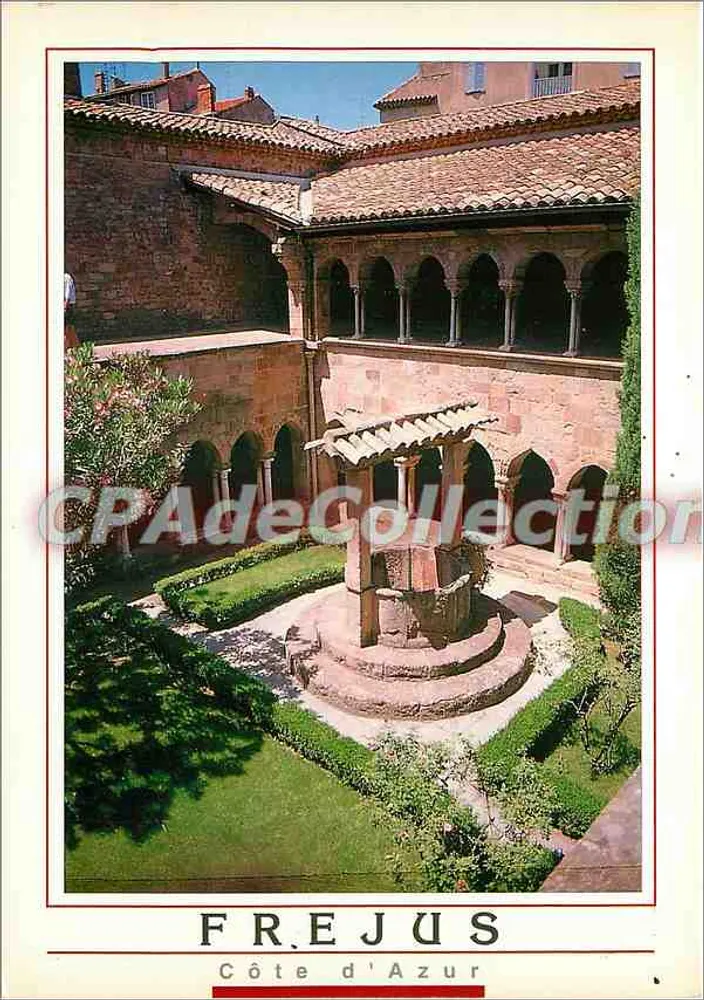 Frejus — Binnenhof met fontein — Les Editions MAR, Nice - Voorkant