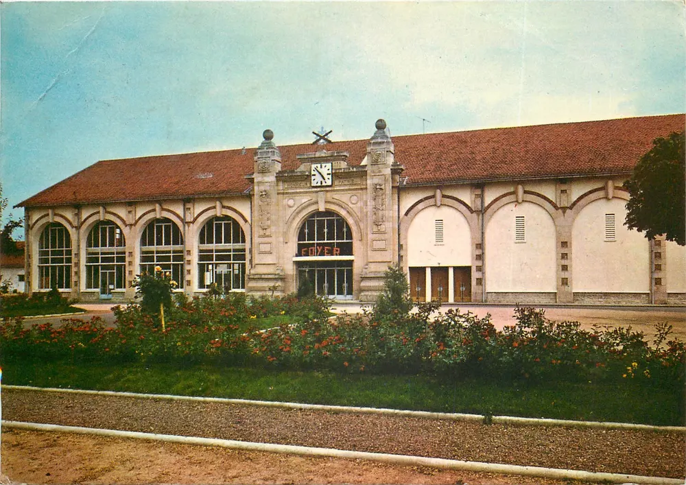 Foyer de Montluçon — Vista da fachada — C.I.S.M. N° 39 - Frente