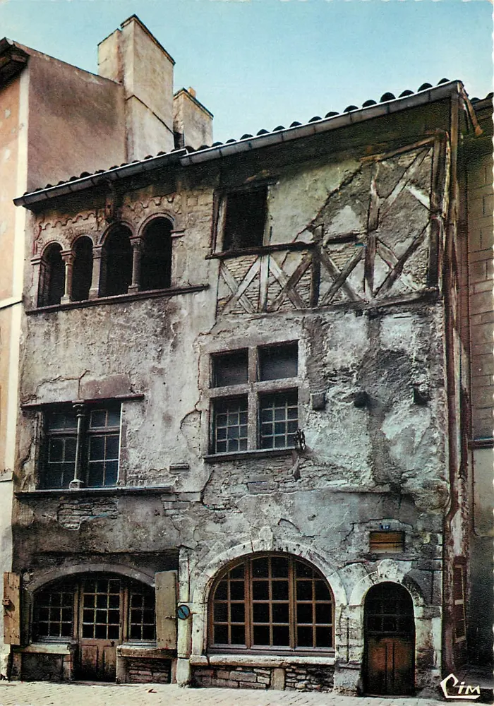 Cluny (71 S.-et-L.) — Casa de Madeira — Cim - Frente