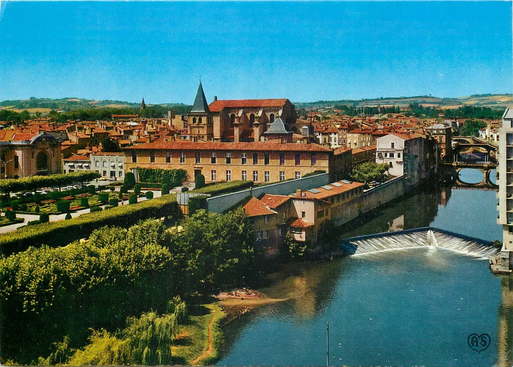 Castres (Tarn) — Ansicht des Agout, umgeben von alten Häusern, dem Theater, dem Goya-Museum und der Kathedrale — APA-POUX Postcard Society - Vorderseite