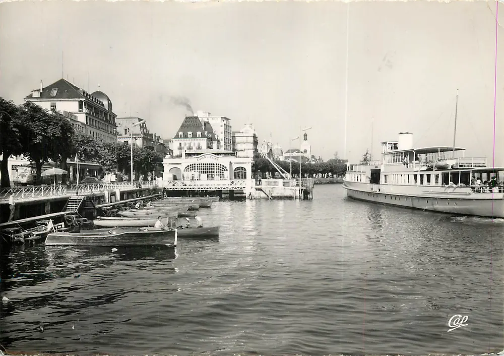 Évian-les-Bains - O Porto — vista do porto com barcos e edifício do cais — Cie des Arts Photographiques, n° (57) - Frente