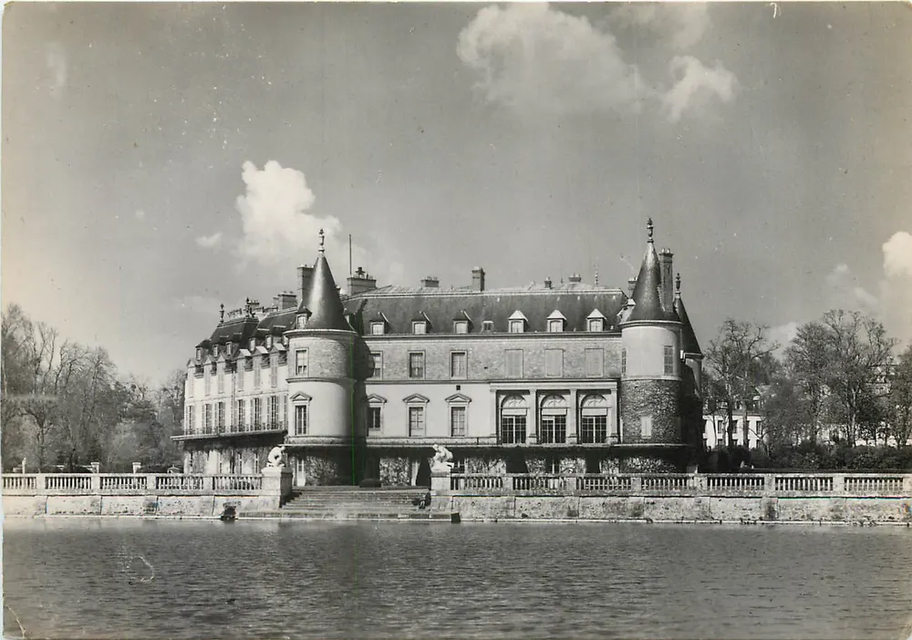 Rambouillet (S.-et-O.) — Das Schloss, Fassaden vor den Parterres (unter Ludwig XVIII. umgestaltet) — Service Commercial Mondial, Grand Palais, Paris - Vorderseite