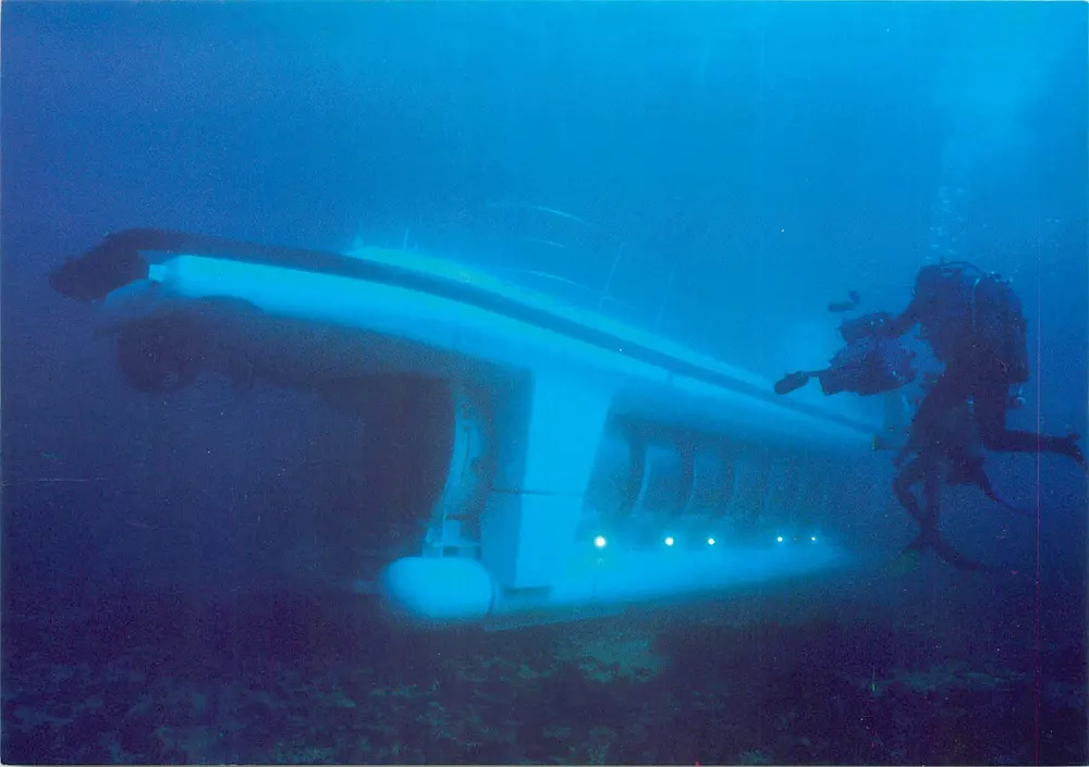 Mônaco — Natação a bordo de um verdadeiro submarino — GS Communication - Frente