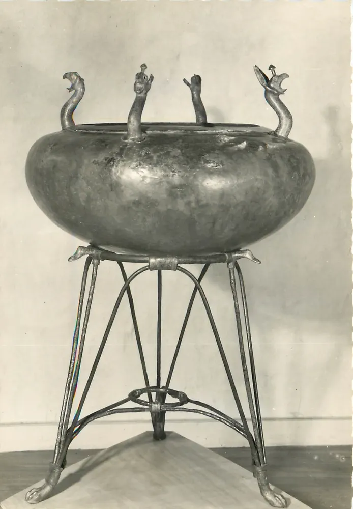 Ornamentales Becken mit Griffinsköpfen — Musée de Châtillon-sur-Seine — Seriennummer nicht sichtbar - Vorderseite