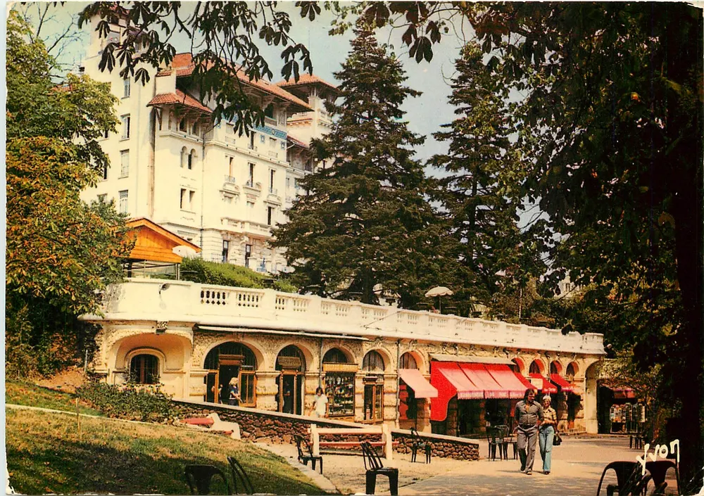 Parque Termal de Mont-Dore — vista do prédio principal e dos comércios — Edições Jean-Jaurès - Frente