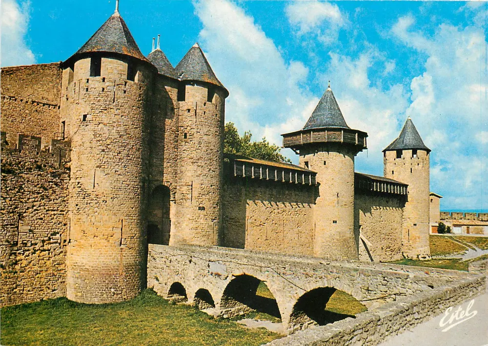 Cité de Carcassonne (Aude) — De ingang van het Comtale kasteel — Uitgever Estel - Voorkant