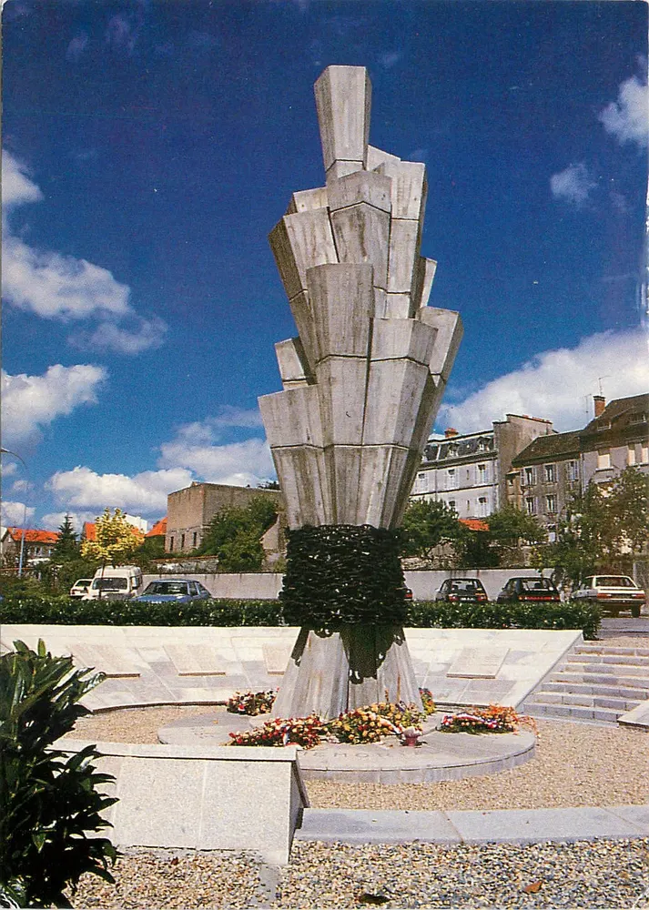 Gueret — Monumento dos Mártires da Resistência — Edições Larrieu, n° 230572 - Frente