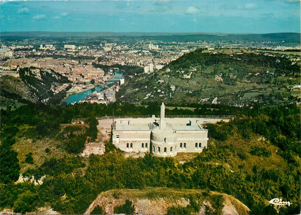 Besançon (Doubs) — Luftbild des Befreiungsmonuments — Werk von M.H. Rey - Vorderseite