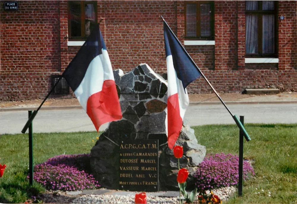 Memorial aos camaradas Dufosse Marcel, Vasseur Marcel, Druel Abel V.C. — Praça do 8 de Maio — A.C.P.G.C.A.T.M. - Frente