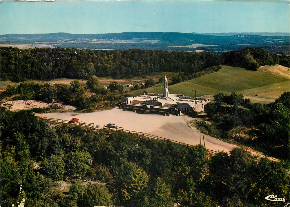 Besançon (Doubs) — Luftbild — Denkmal der Befreiung — Skulpt. H. Rey - Arch. Tournier - Vorderseite