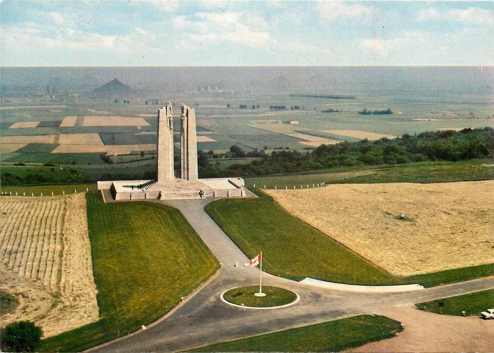 Vimy (P.-de-C.) - Vista aérea - O Monumento Canadense — Éditions & Impressions Combier, n° C5 62861-1-1321 - Frente