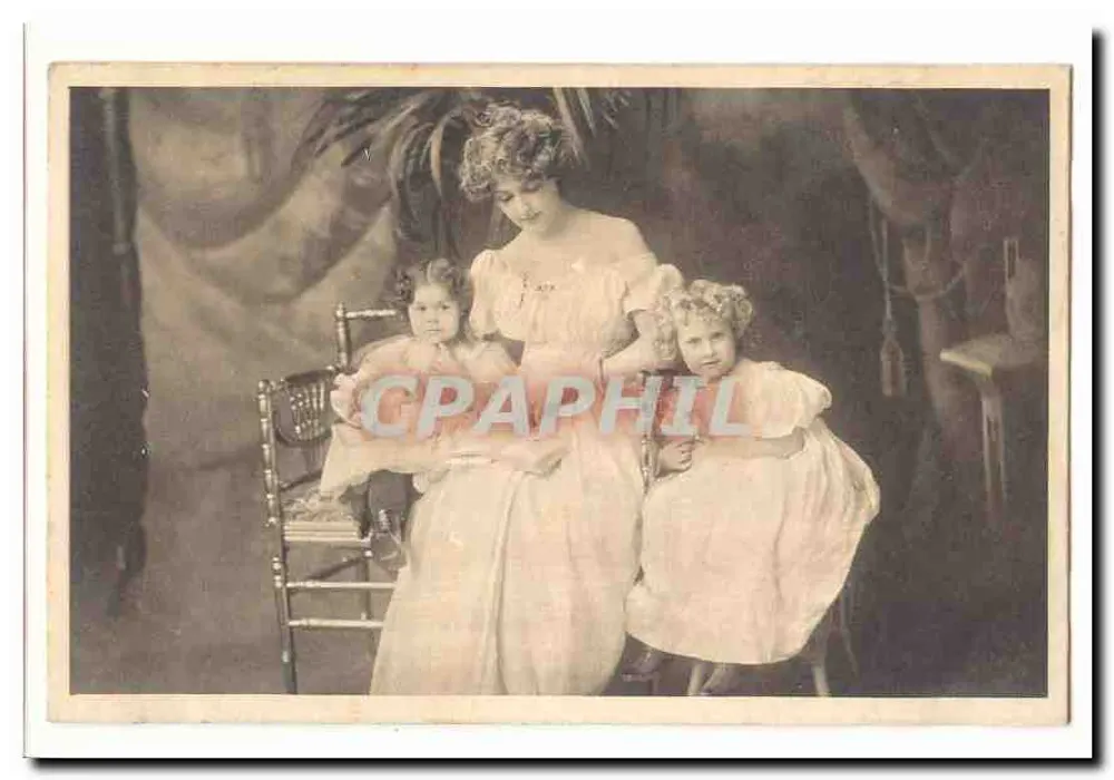Frau und zwei Kinder — fotografischer Studio - Vorderseite