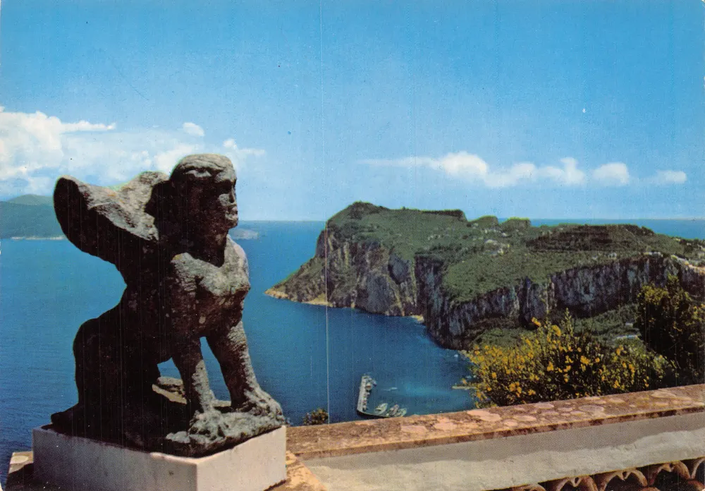 Anacapri - Villa San Michele — statue de sphinx étrusque, vue sur la mer - Recto