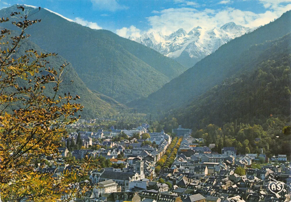 Luchon — vue générale avec le Vénasque enneigé (alt. 2445 m) — éditeur AS - Recto
