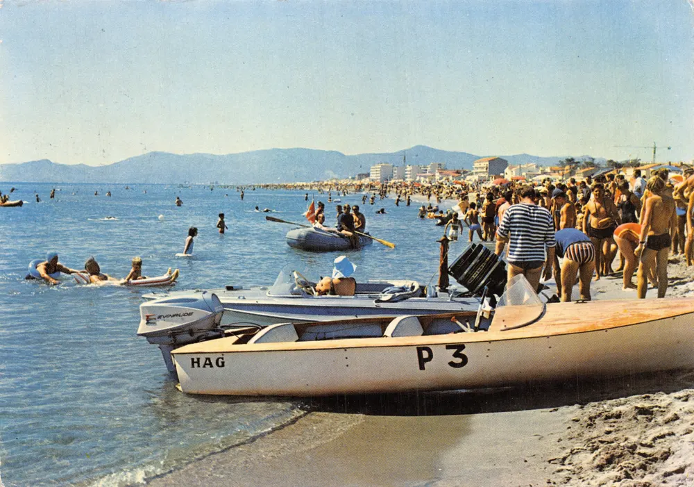 Canet-Plage — belebte Strand mit HAG P3-Motorboot — Éditions S. Audumares - Vorderseite