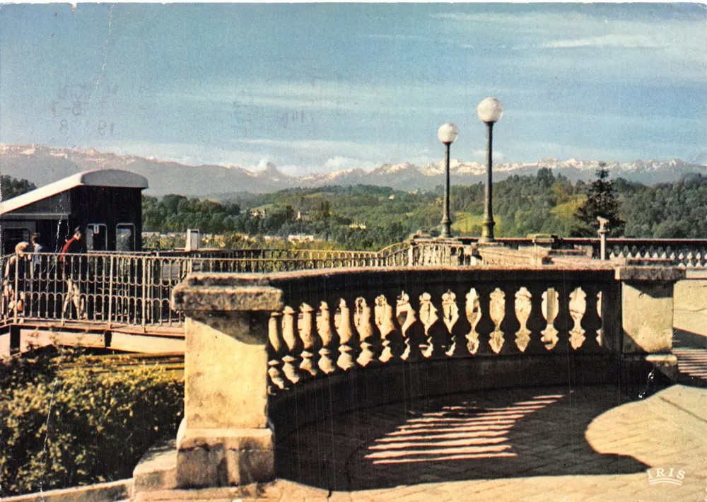 Pau (Pyrénées-Atlantiques) — vue du boulevard des Pyrénées — éditeur IRIS - Recto
