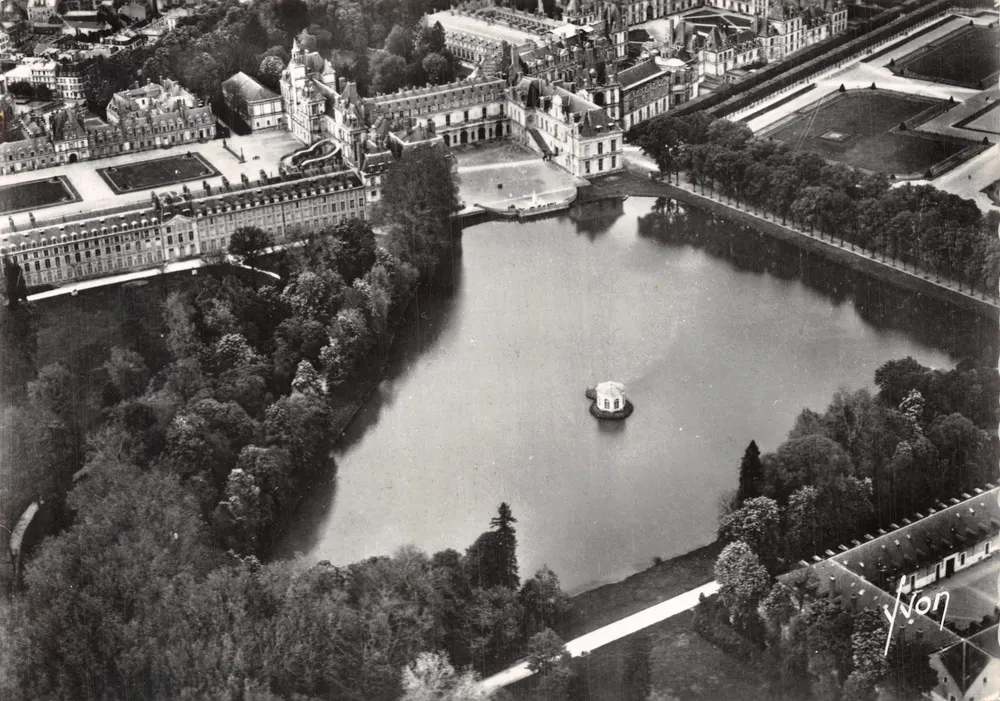 Fontainebleau — Der Karpfenteich und das Schloss — Yvon - Vorderseite