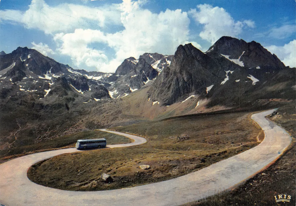Le Col du Tourmalet — vue panoramique avec bus — éditeur IRIS - Recto