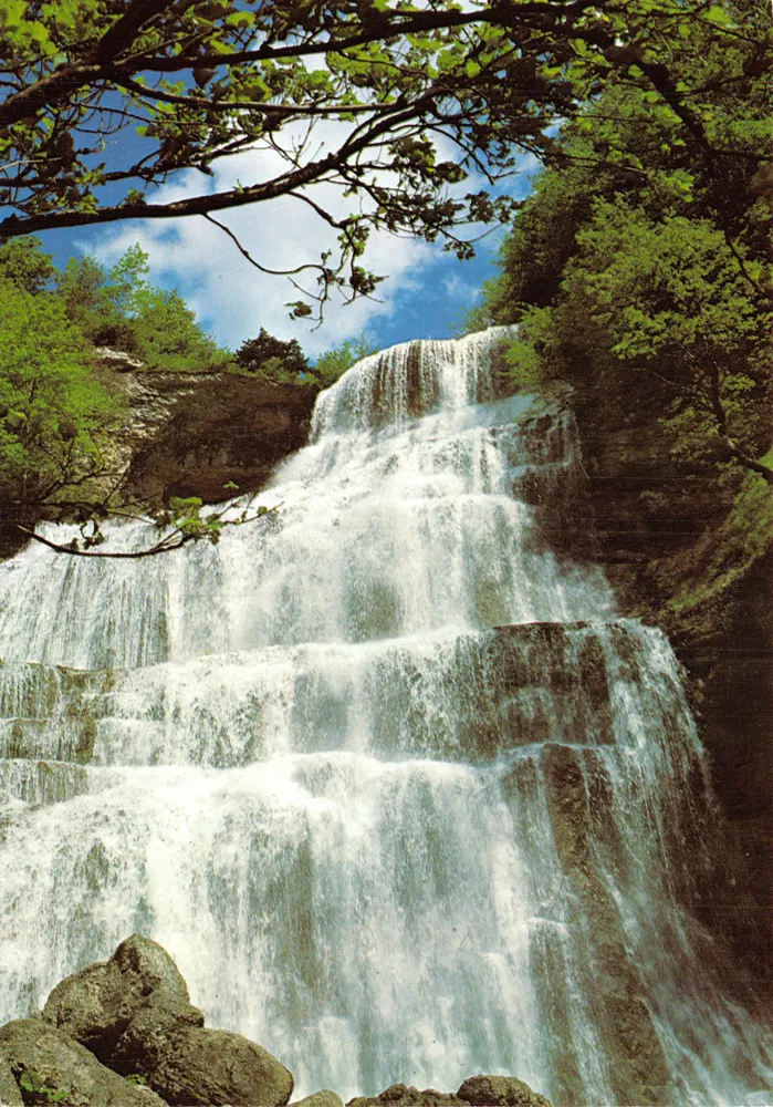 Fanförmige Wasserfall — mehrstöckiger Wasserfall — Les Éditions de l'Est, Dole - Vorderseite