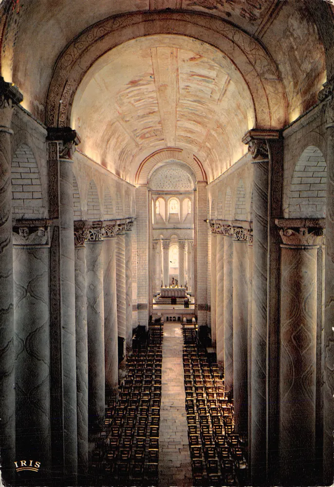 Römische Kirche von Saint-Savin — Innenraum mit Kirchenschiff und geschnitzten Säulen — Verlag IRIS - Vorderseite