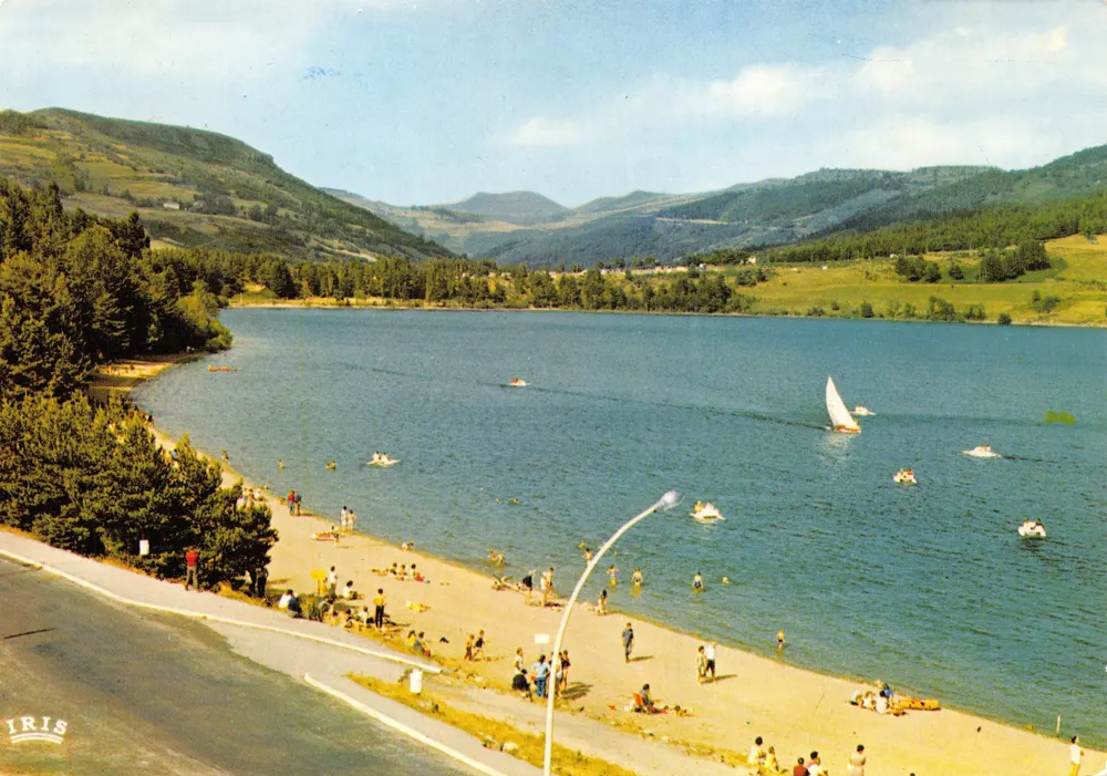 See Issarles — Blick auf den Strand mit Bergen im Hintergrund — Verlag IRIS - Vorderseite