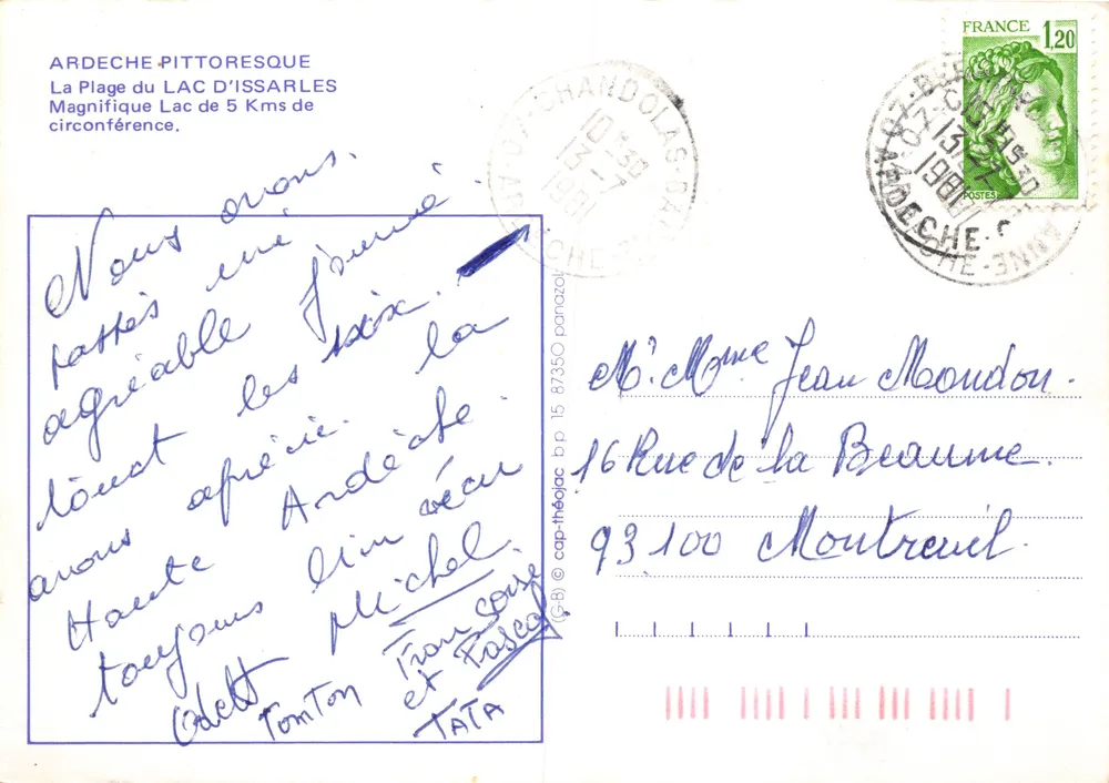 See Issarles — Blick auf den Strand mit Bergen im Hintergrund — Verlag IRIS - Rückseite