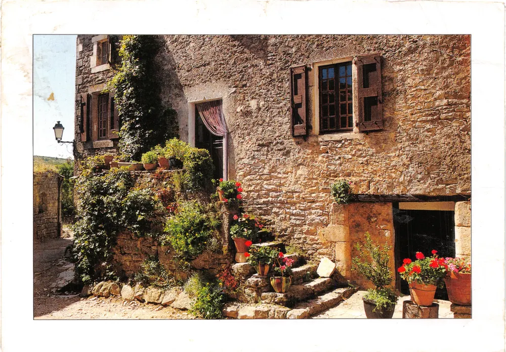 Rue de la République — maison en pierre avec escalier fleuri — éditeur non visible - Recto
