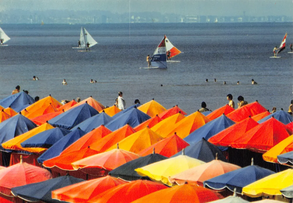 Blütenküste — Die Sonnenschirme am Strand — Editions Cap Theojac, n° 140566 - Vorderseite