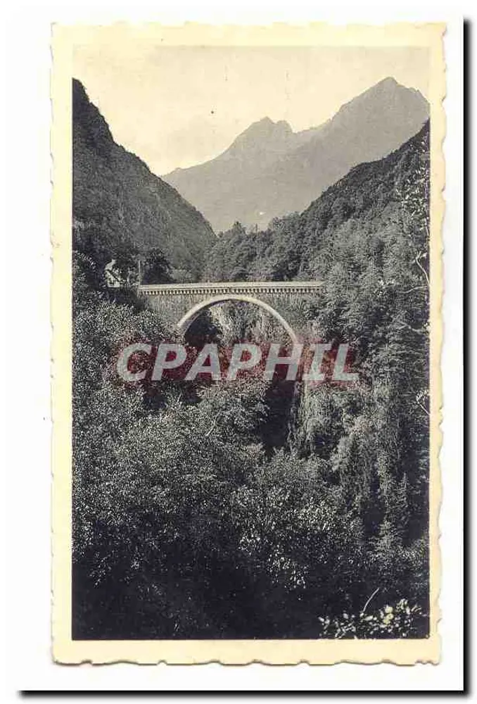 Bogenbrücke über einen Canyon — Berge im Hintergrund — Verlag unbekannt - Vorderseite