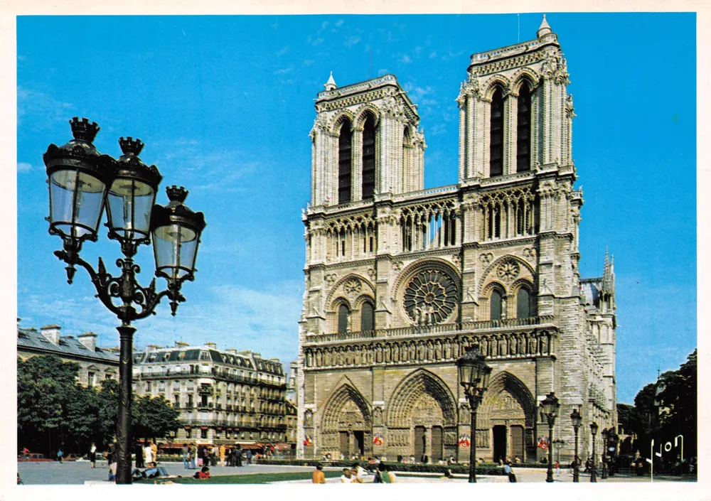 Notre-Dame de Paris — gotische Fassade mit Rosefenster und Türmen — Éditions Yvon - Vorderseite