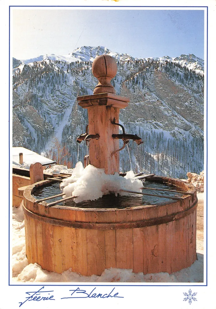 Fontaine en bois à Feerie Blanche — éditeur Editions CELLARD - Recto