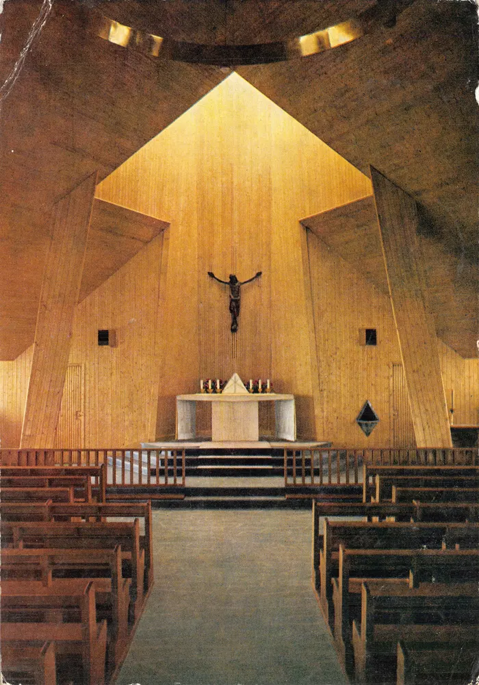 Église Sainte-Agnès — Intérieur moderne en bois — Éditeur : Les Grès (Aube), Architecte Michel Marot - Recto