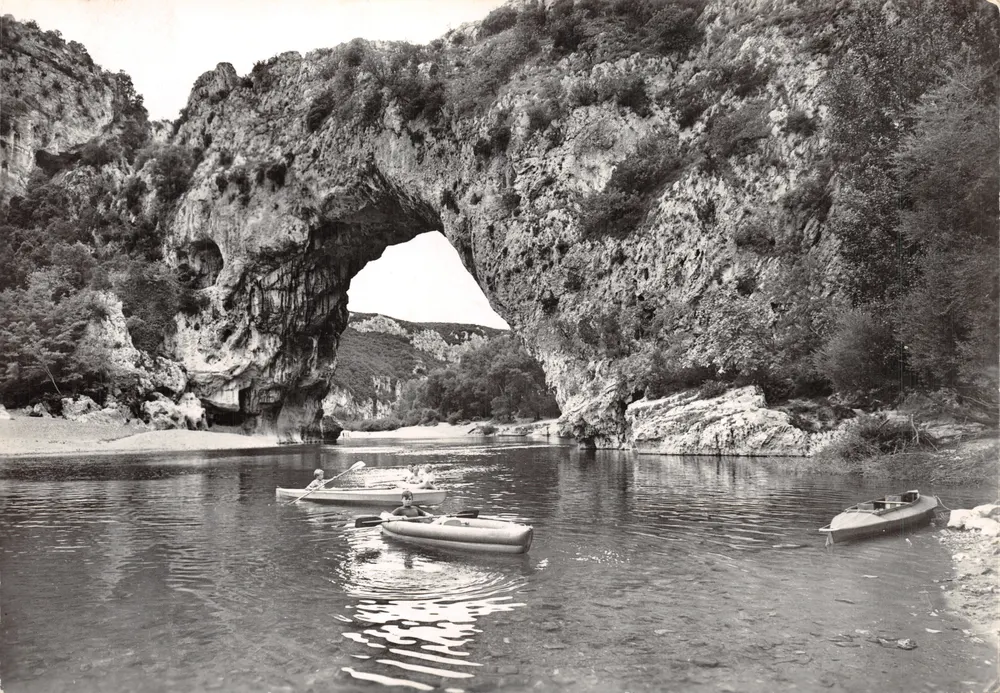 De Gorges van de Ardèche — De Pont d'Arc — opening 55 m. - Voorkant