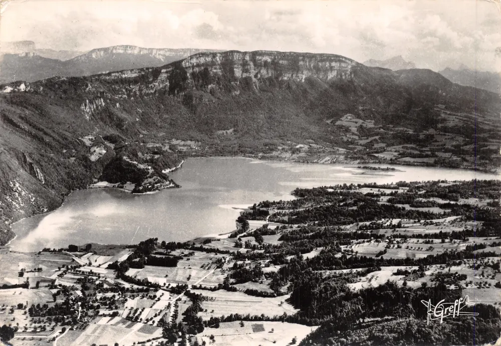 Lake Aiguebelette — Aerial View — Photo Greff - Front