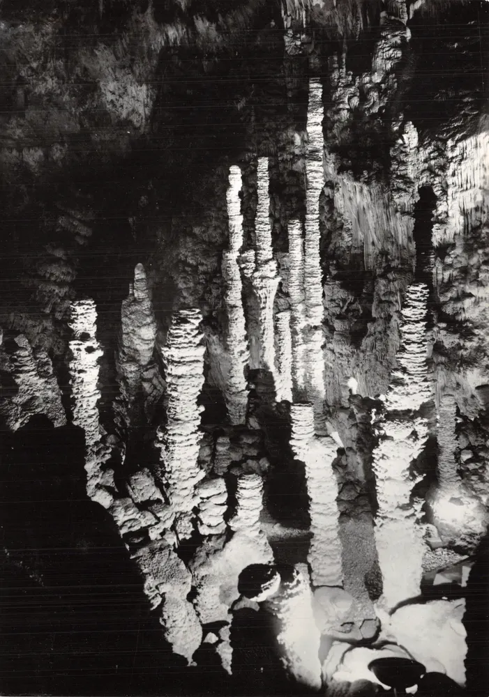 Aven d'Orgnac — Stalaktiten und Stapel von Tellern — Photo Albert Perret - Vorderseite