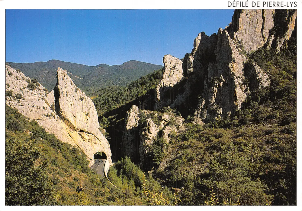 Parade von Pierre-Lys — Ansicht des Tunnels « le trou du curé » — Objectif Sud, Druck von SIAC Carcassonne - Vorderseite