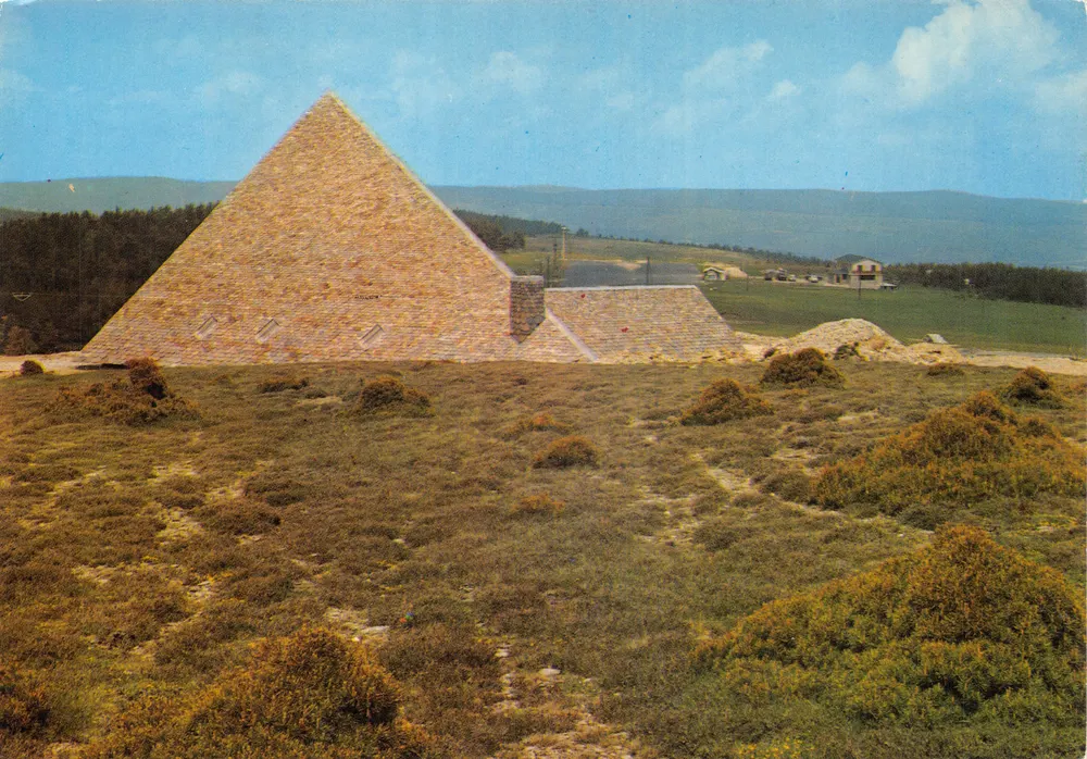 Pyramide des Mont Lozère — Verlag Editions J. Cellard, Nr. Z. 93069 - Vorderseite