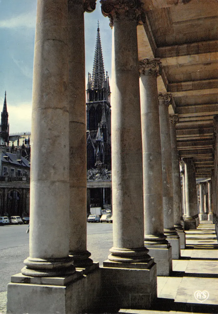 Place de la Cathédrale — vue entre colonnes — Éditions AS de Dole - Recto