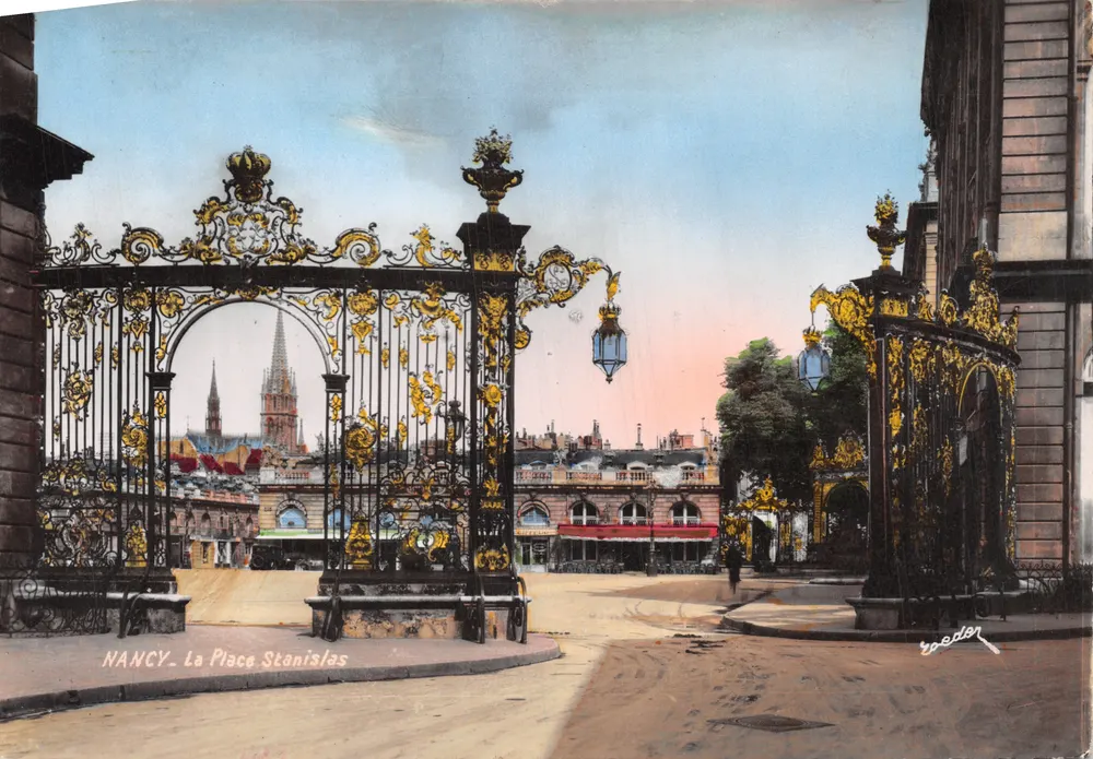 NANCY - La Place Stanislas — vue à travers les grilles ornées, éditeur Roeder - Recto