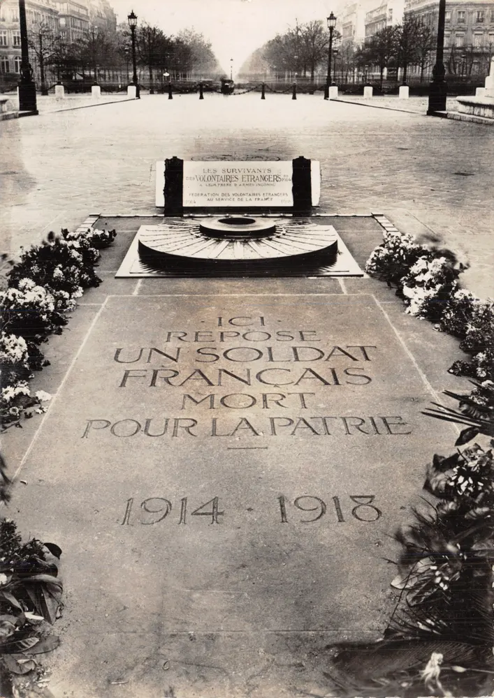 Tombe du soldat inconnu — Arc de Triomphe — éditeur Serv. Commercial Monuments Historiques - Recto