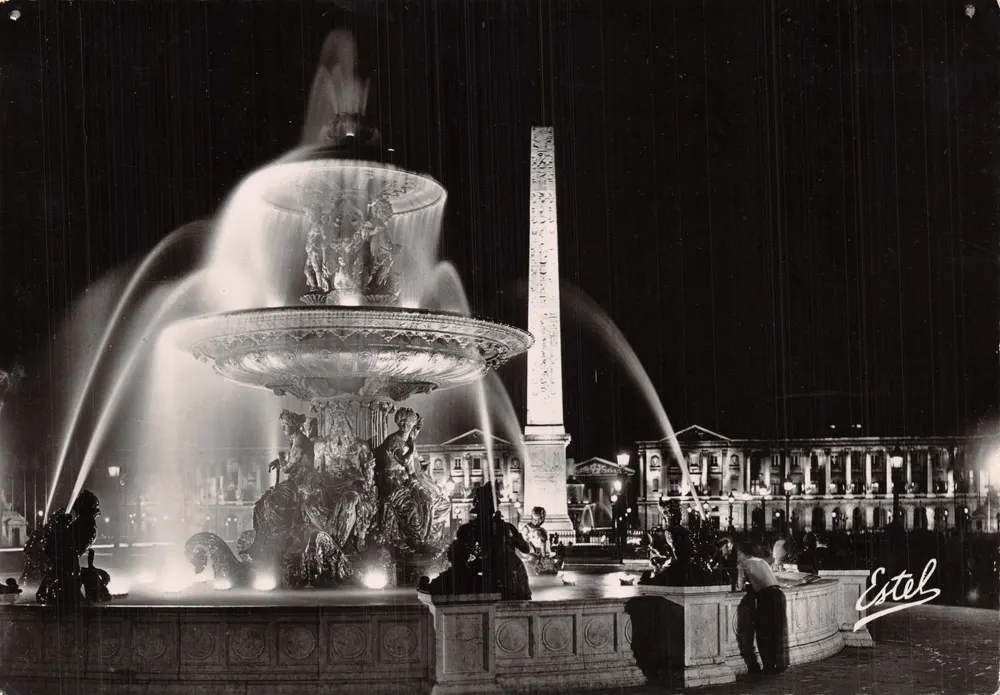 Place de la Concorde — Fontaine de la Concorde beleuchtet — Estel - Vorderseite
