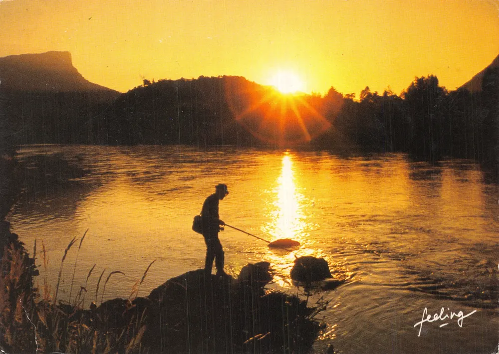 Fischer am Sonnenuntergang — Seenlandschaft mit Bergen — Feeling Combier - Vorderseite