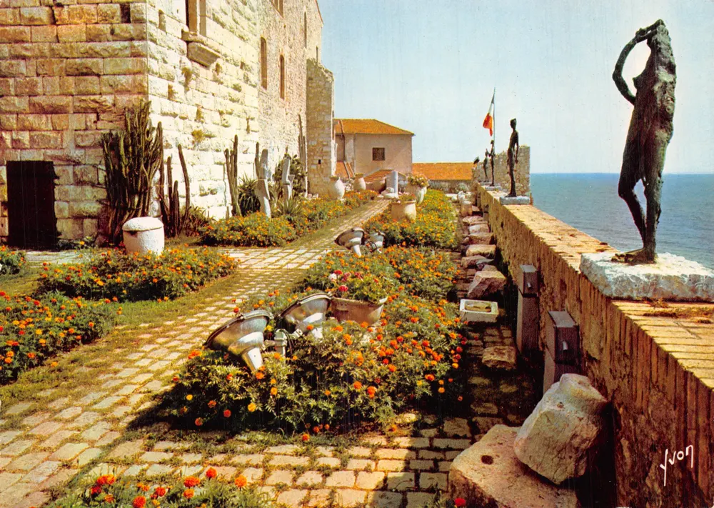 Antibes — Le Château « Musée Picasso » et ses sculptures — Yvon - Recto