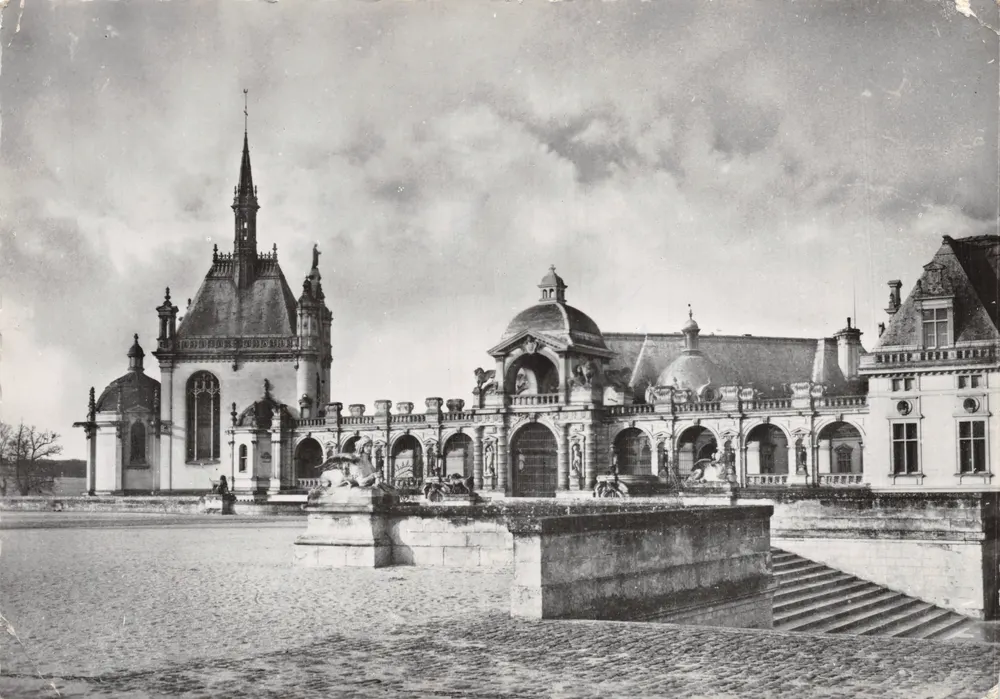 Chantilly (Oise) — Le Château, entrée principale, arcades — Éditions Jean Bernard - Recto