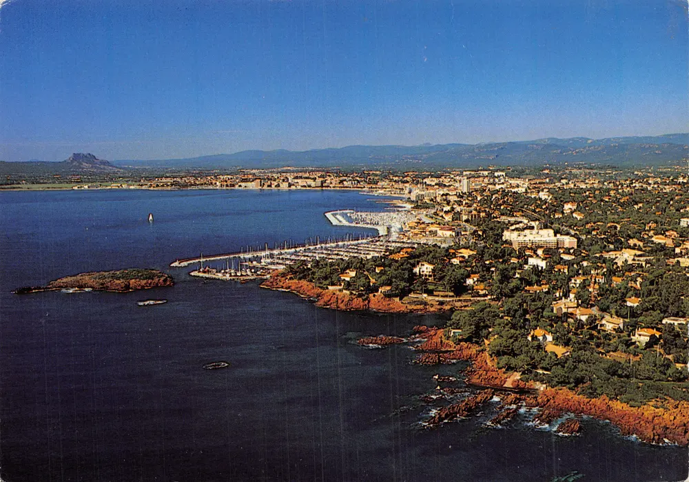Saint-Raphaël — Luftbild des Hafens und der Küste — Éditions AZUR-RIVIERA - Vorderseite