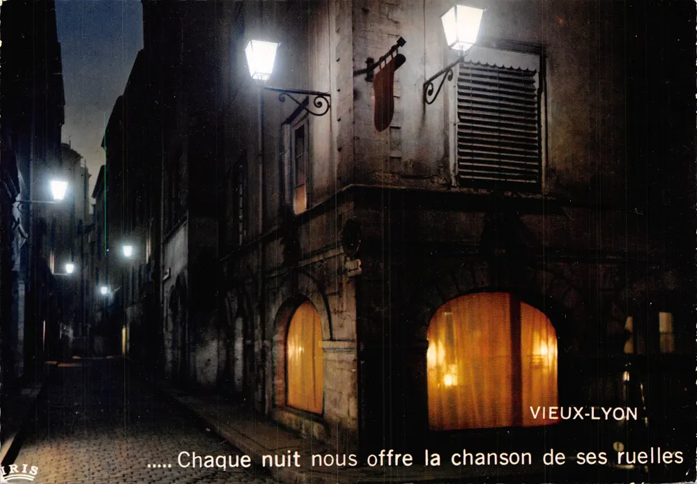 Vieux-Lyon — rue pavée éclairée par des lanternes — Éditions Troller & Fils - Recto